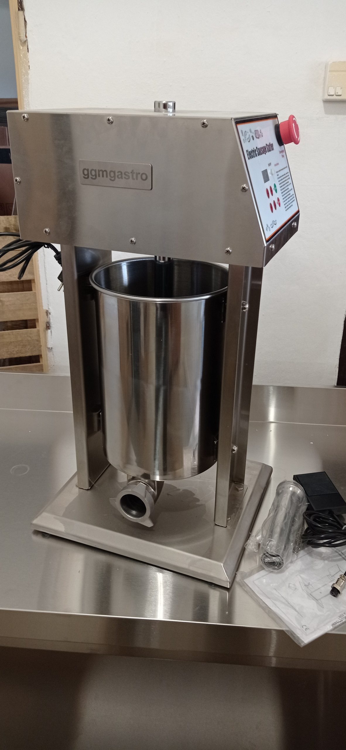 Elektrická plnička klobás bez krabice s objemom 12L od GGM