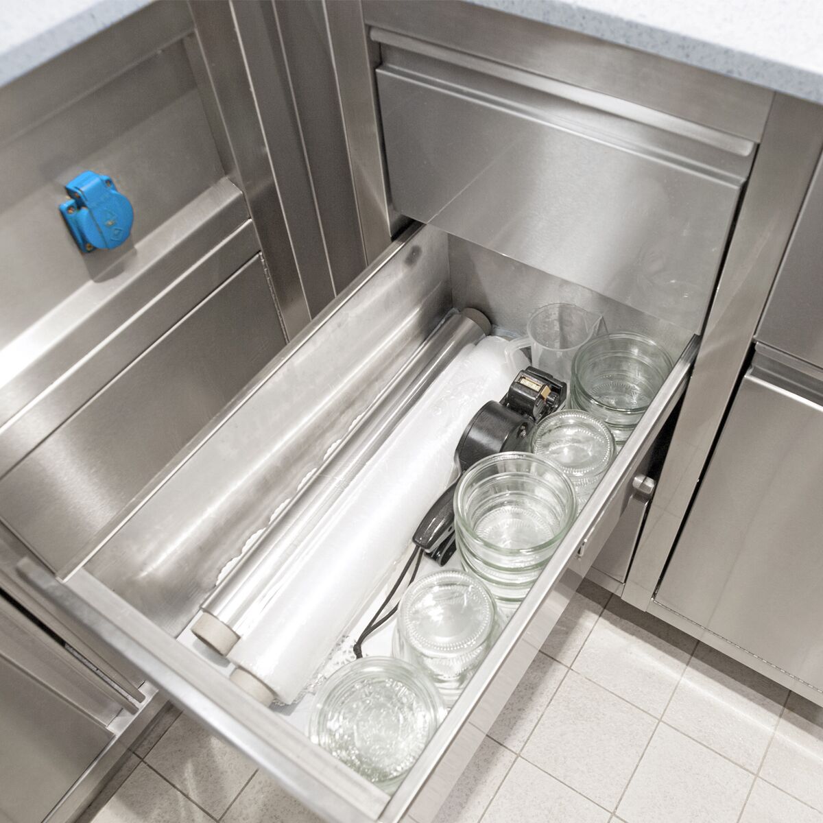 Prémiová zásuvková skrinka – so 4 zásuvkami, rozmer 500 x 600 mm – Obrázok 5