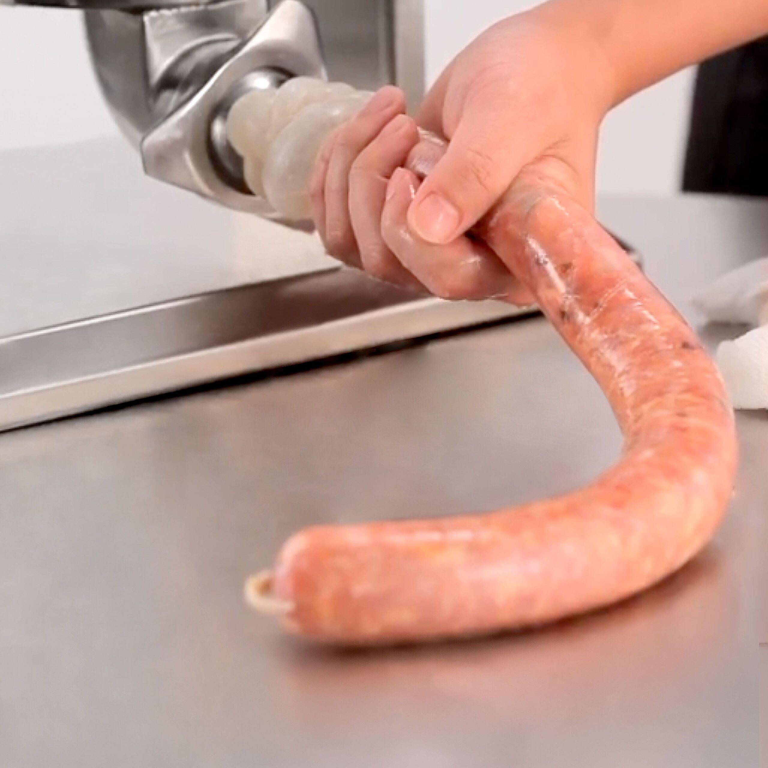 Elektrická plnička klobás – stroj na churros, objem 20 litrov, výkon 180 W, nerezová oceľ, 4 plniace trubice, 3 nástavce na churros – Obrázok 2