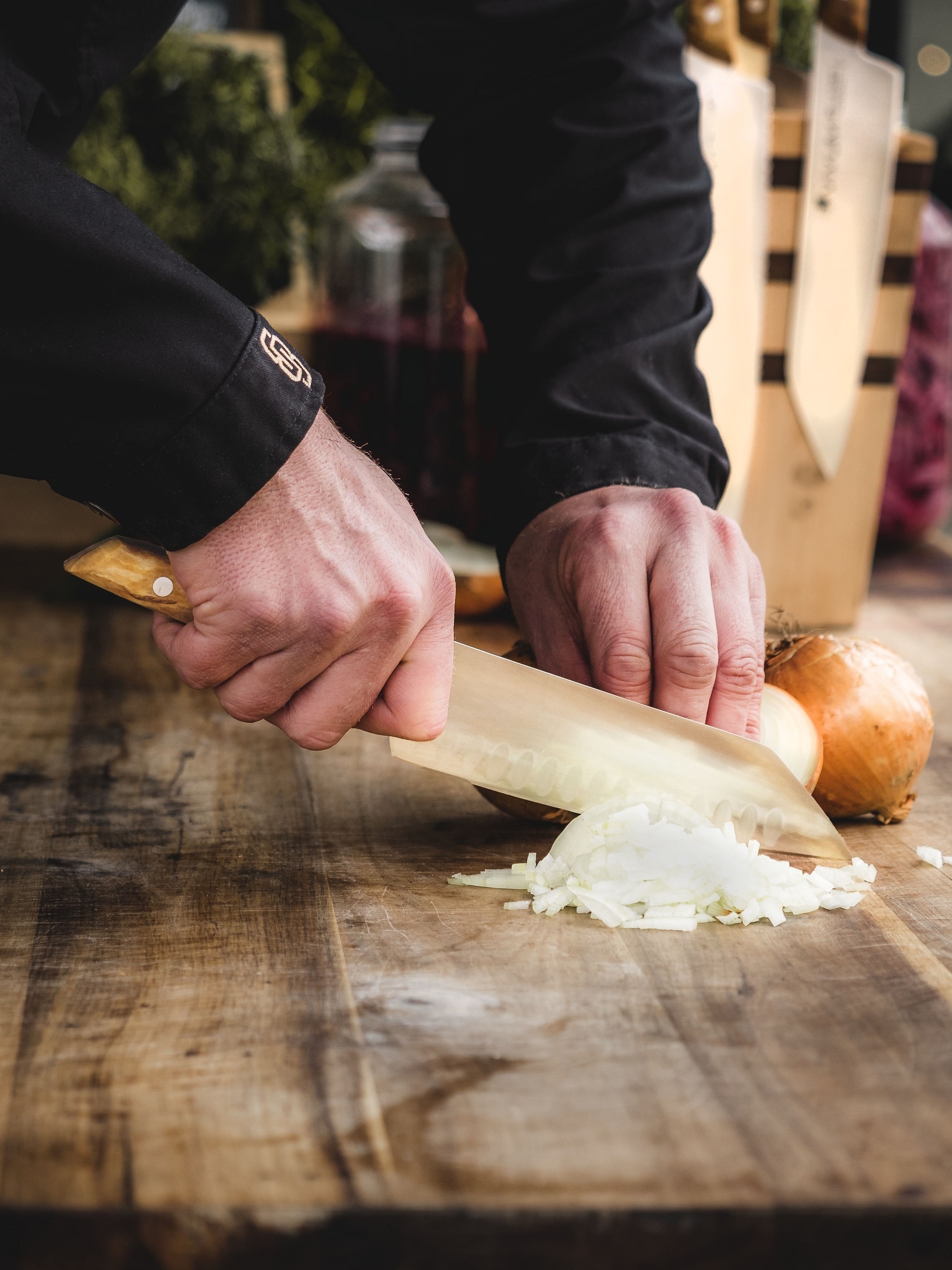 Japonský kovaný kuchársky nôž — Santoku so špeciálnym výbrusom, séria VIVUM, dĺžka 18 cm – Obrázok 6